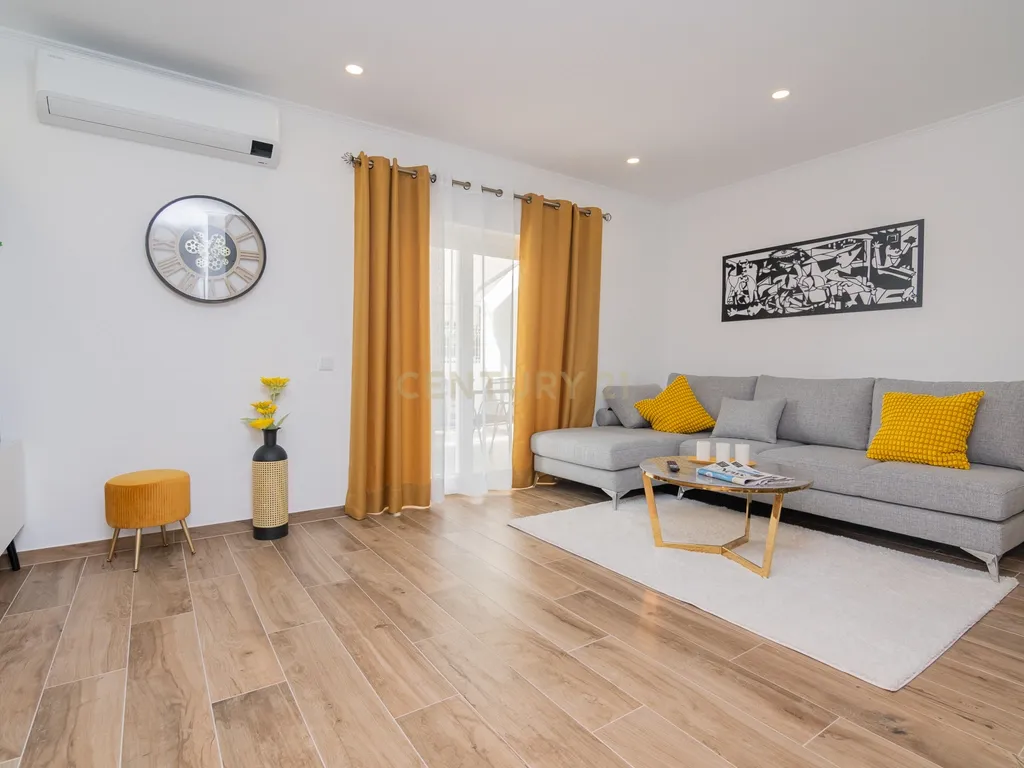 NÃO PERCA ESTA GRANDE OPORTUNIDADE! APARTAMENTO ESTILO VILA T2 ESPAÇOSO E COMPLETAMENTE NOVO COM JARDIM, LUGAR DE ESTACIONAMENTO PRIVADO, ARRECADAÇÃO E TERRAÇO PRIVATIVO AMPLO COM CHURRASQUEIRA MUITO BEM LOCALIZADO PRÓXIMO DE TODAS AS COMODIDADES E SERVIÇ - Image 13