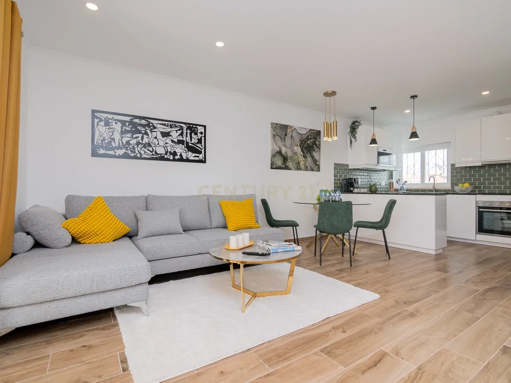NÃO PERCA ESTA GRANDE OPORTUNIDADE! APARTAMENTO ESTILO VILA T2 ESPAÇOSO E COMPLETAMENTE NOVO COM JARDIM, LUGAR DE ESTACIONAMENTO PRIVADO, ARRECADAÇÃO E TERRAÇO PRIVATIVO AMPLO COM CHURRASQUEIRA MUITO BEM LOCALIZADO PRÓXIMO DE TODAS AS COMODIDADES E SERVIÇ - Image 1