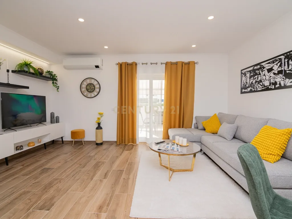 NÃO PERCA ESTA GRANDE OPORTUNIDADE! APARTAMENTO ESTILO VILA T2 ESPAÇOSO E COMPLETAMENTE NOVO COM JARDIM, LUGAR DE ESTACIONAMENTO PRIVADO, ARRECADAÇÃO E TERRAÇO PRIVATIVO AMPLO COM CHURRASQUEIRA MUITO BEM LOCALIZADO PRÓXIMO DE TODAS AS COMODIDADES E SERVIÇ - Image 10