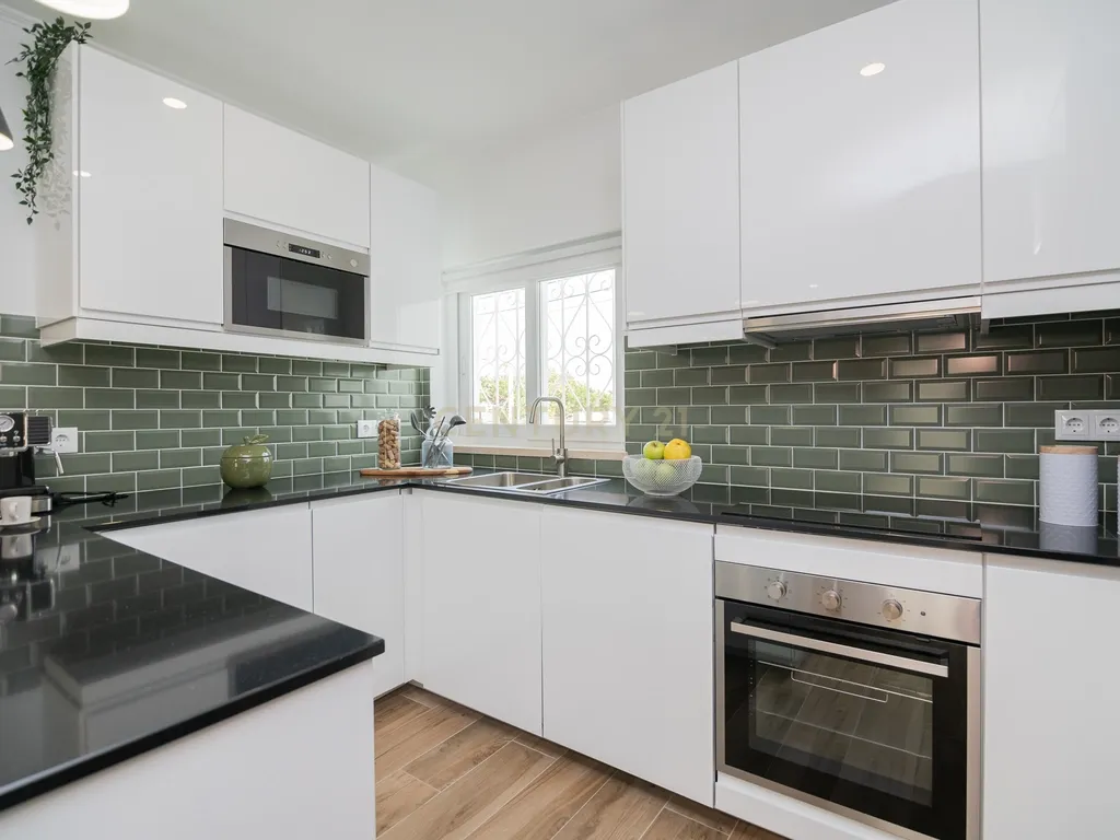 NÃO PERCA ESTA GRANDE OPORTUNIDADE! APARTAMENTO ESTILO VILA T2 ESPAÇOSO E COMPLETAMENTE NOVO COM JARDIM, LUGAR DE ESTACIONAMENTO PRIVADO, ARRECADAÇÃO E TERRAÇO PRIVATIVO AMPLO COM CHURRASQUEIRA MUITO BEM LOCALIZADO PRÓXIMO DE TODAS AS COMODIDADES E SERVIÇ - Image 14