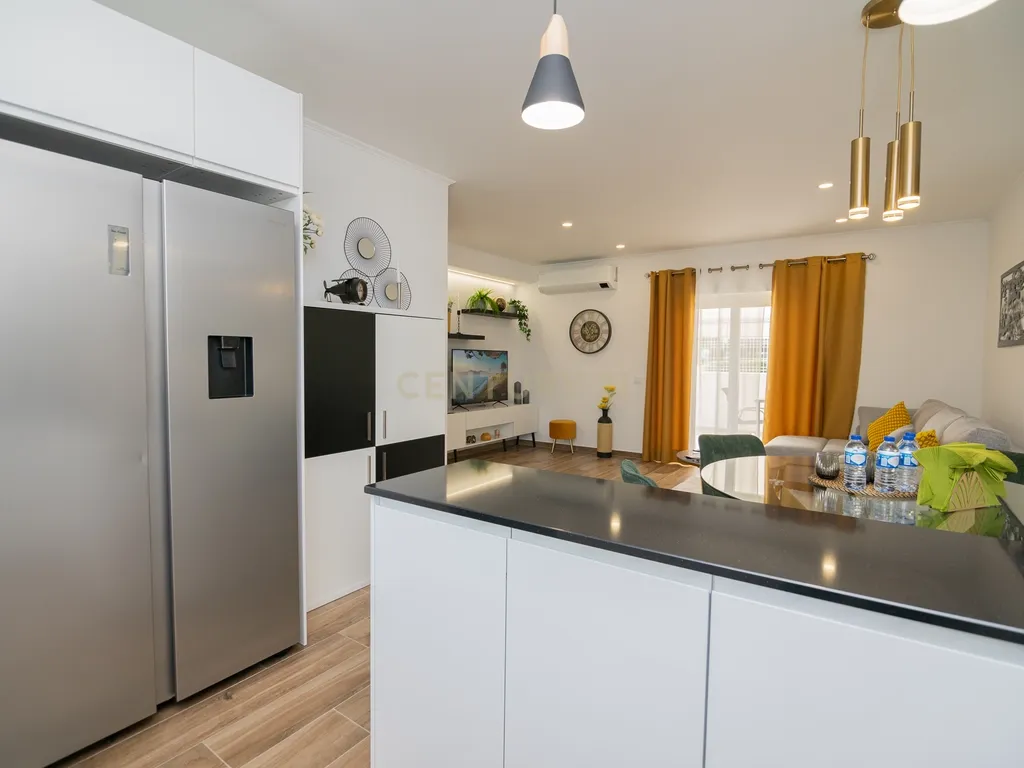 NÃO PERCA ESTA GRANDE OPORTUNIDADE! APARTAMENTO ESTILO VILA T2 ESPAÇOSO E COMPLETAMENTE NOVO COM JARDIM, LUGAR DE ESTACIONAMENTO PRIVADO, ARRECADAÇÃO E TERRAÇO PRIVATIVO AMPLO COM CHURRASQUEIRA MUITO BEM LOCALIZADO PRÓXIMO DE TODAS AS COMODIDADES E SERVIÇ - Image 15