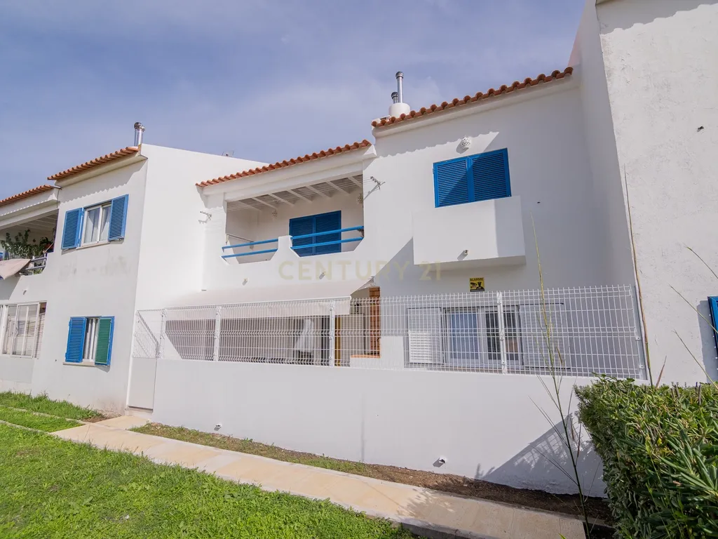 NÃO PERCA ESTA GRANDE OPORTUNIDADE! APARTAMENTO ESTILO VILA T2 ESPAÇOSO E COMPLETAMENTE NOVO COM JARDIM, LUGAR DE ESTACIONAMENTO PRIVADO, ARRECADAÇÃO E TERRAÇO PRIVATIVO AMPLO COM CHURRASQUEIRA MUITO BEM LOCALIZADO PRÓXIMO DE TODAS AS COMODIDADES E SERVIÇ - Image 3