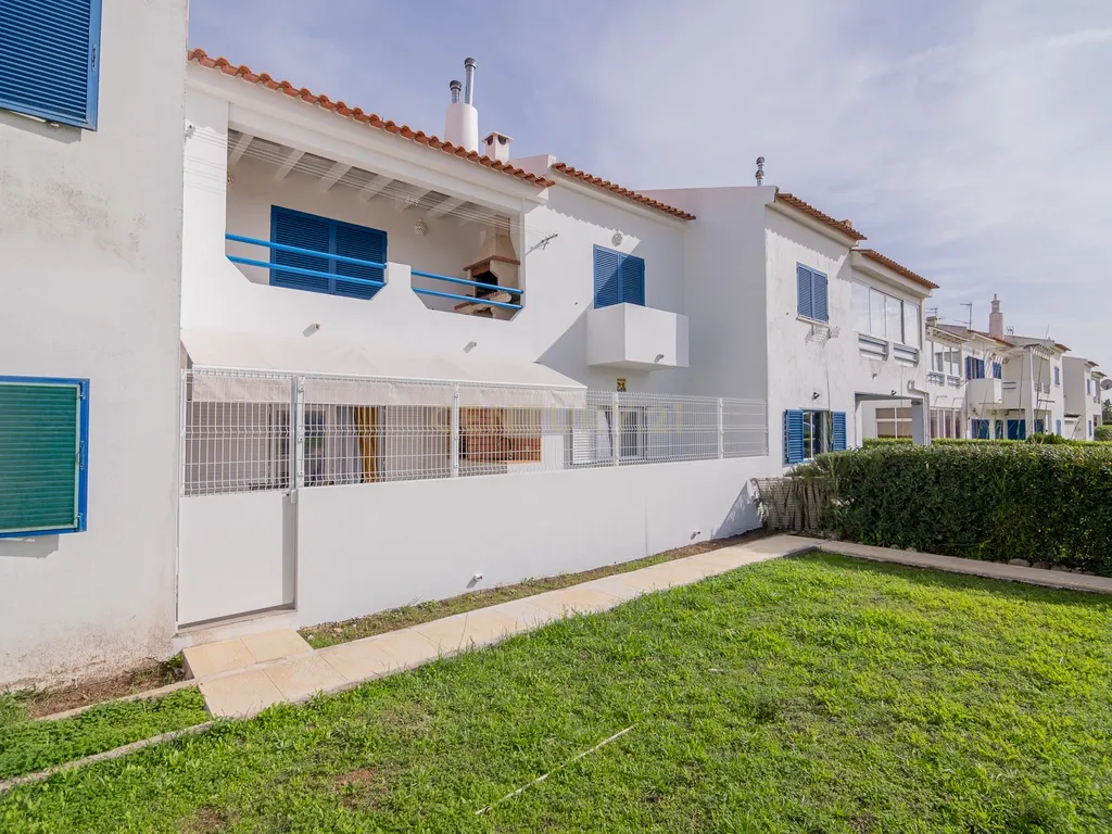 NÃO PERCA ESTA GRANDE OPORTUNIDADE! APARTAMENTO ESTILO VILA T2 ESPAÇOSO E COMPLETAMENTE NOVO COM JARDIM, LUGAR DE ESTACIONAMENTO PRIVADO, ARRECADAÇÃO E TERRAÇO PRIVATIVO AMPLO COM CHURRASQUEIRA MUITO BEM LOCALIZADO PRÓXIMO DE TODAS AS COMODIDADES E SERVIÇ - Image 2