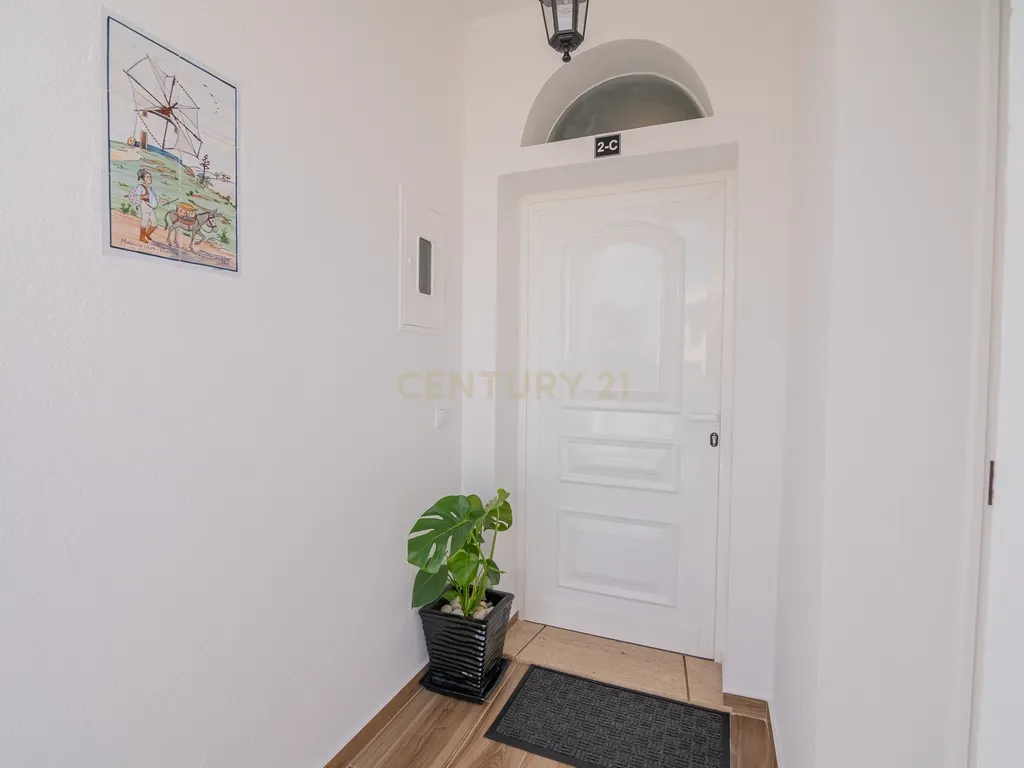 NÃO PERCA ESTA GRANDE OPORTUNIDADE! APARTAMENTO ESTILO VILA T2 ESPAÇOSO E COMPLETAMENTE NOVO COM JARDIM, LUGAR DE ESTACIONAMENTO PRIVADO, ARRECADAÇÃO E TERRAÇO PRIVATIVO AMPLO COM CHURRASQUEIRA MUITO BEM LOCALIZADO PRÓXIMO DE TODAS AS COMODIDADES E SERVIÇ - Image 7