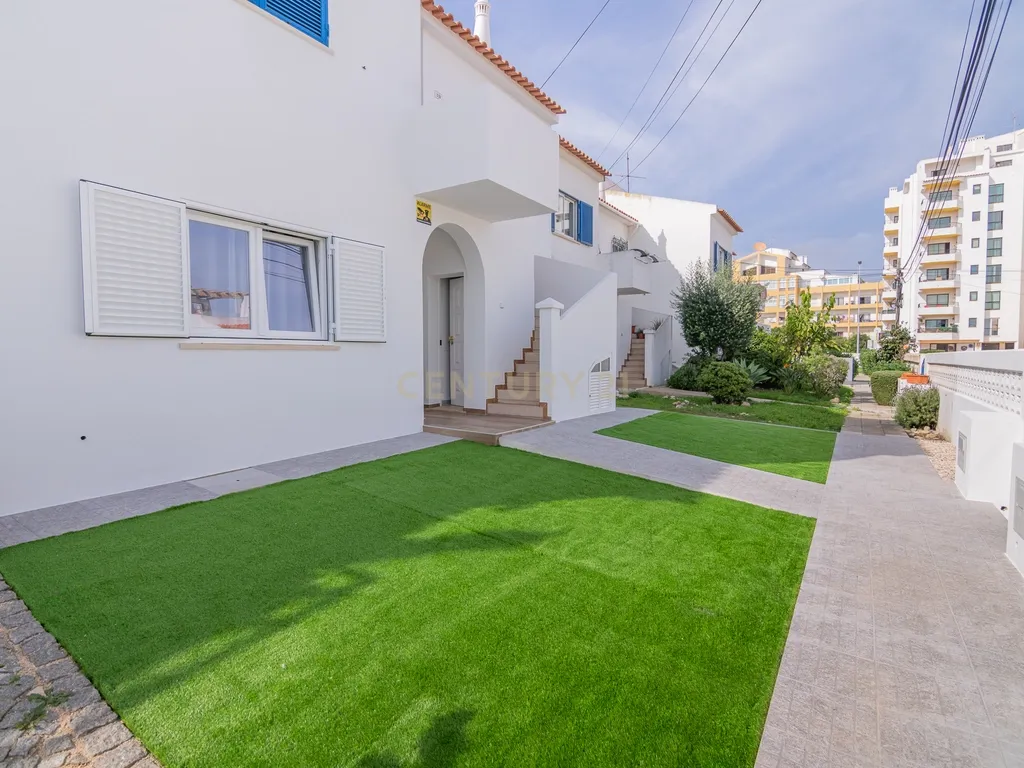 NÃO PERCA ESTA GRANDE OPORTUNIDADE! APARTAMENTO ESTILO VILA T2 ESPAÇOSO E COMPLETAMENTE NOVO COM JARDIM, LUGAR DE ESTACIONAMENTO PRIVADO, ARRECADAÇÃO E TERRAÇO PRIVATIVO AMPLO COM CHURRASQUEIRA MUITO BEM LOCALIZADO PRÓXIMO DE TODAS AS COMODIDADES E SERVIÇ - Image 6