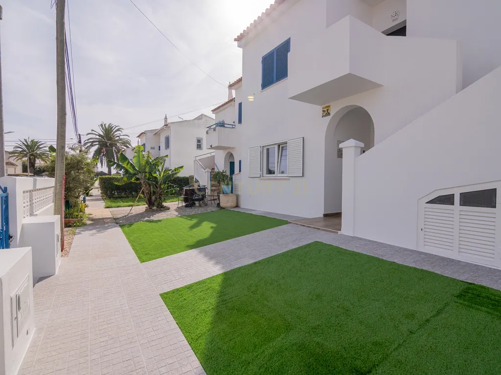 NÃO PERCA ESTA GRANDE OPORTUNIDADE! APARTAMENTO ESTILO VILA T2 ESPAÇOSO E COMPLETAMENTE NOVO COM JARDIM, LUGAR DE ESTACIONAMENTO PRIVADO, ARRECADAÇÃO E TERRAÇO PRIVATIVO AMPLO COM CHURRASQUEIRA MUITO BEM LOCALIZADO PRÓXIMO DE TODAS AS COMODIDADES E SERVIÇ - Image 4