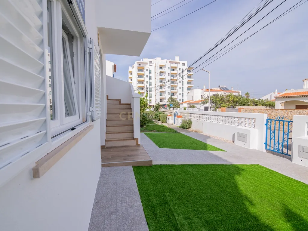 NÃO PERCA ESTA GRANDE OPORTUNIDADE! APARTAMENTO ESTILO VILA T2 ESPAÇOSO E COMPLETAMENTE NOVO COM JARDIM, LUGAR DE ESTACIONAMENTO PRIVADO, ARRECADAÇÃO E TERRAÇO PRIVATIVO AMPLO COM CHURRASQUEIRA MUITO BEM LOCALIZADO PRÓXIMO DE TODAS AS COMODIDADES E SERVIÇ - Image 5