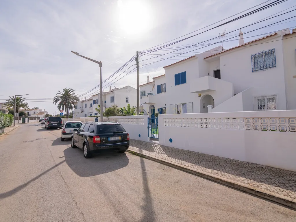 NÃO PERCA ESTA GRANDE OPORTUNIDADE! APARTAMENTO ESTILO VILA T2 ESPAÇOSO E COMPLETAMENTE NOVO COM JARDIM, LUGAR DE ESTACIONAMENTO PRIVADO, ARRECADAÇÃO E TERRAÇO PRIVATIVO AMPLO COM CHURRASQUEIRA MUITO BEM LOCALIZADO PRÓXIMO DE TODAS AS COMODIDADES E SERVIÇ - Image 33