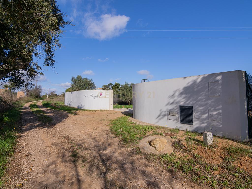 NAO PERCA ESTA GRANDE OPORTUNIDADE! FABULOSA MORADIA DE LUXO INDEPENDENTE V4 COMPLETAMENTE NOVA DE GRANDES DIMENSÕES, COM 6220M2 DE TERRENO, DOIS PISOS, 2 GARAGENS EM BOX PARA 3 CARROS, 3 CASAS DE BANHO, AQUECIMENTO POR PISO RADIANTE, PAINÉIS SOLARES, VAR - Image 3