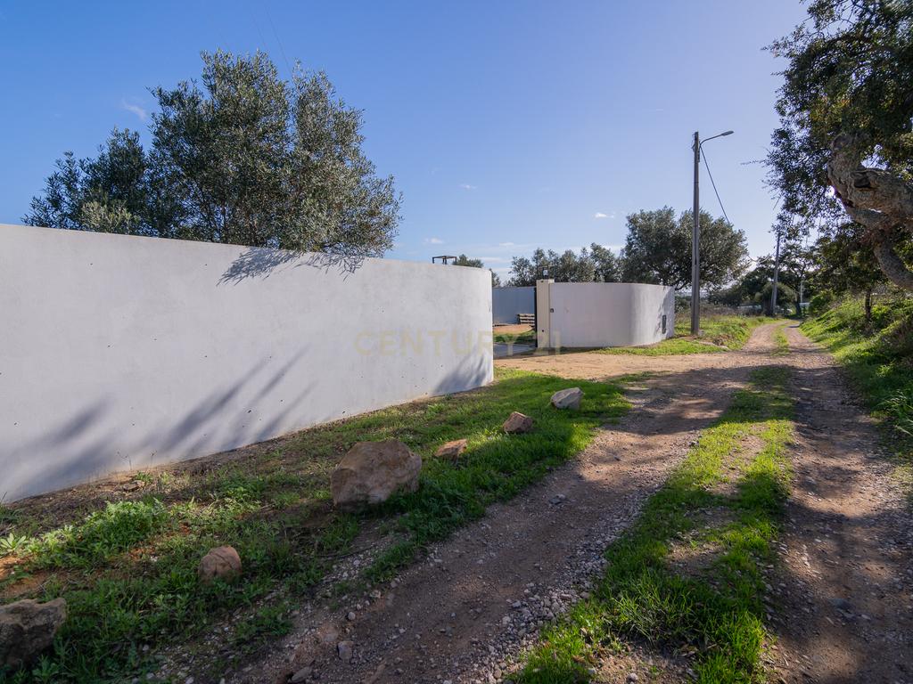NAO PERCA ESTA GRANDE OPORTUNIDADE! FABULOSA MORADIA DE LUXO INDEPENDENTE V4 COMPLETAMENTE NOVA DE GRANDES DIMENSÕES, COM 6220M2 DE TERRENO, DOIS PISOS, 2 GARAGENS EM BOX PARA 3 CARROS, 3 CASAS DE BANHO, AQUECIMENTO POR PISO RADIANTE, PAINÉIS SOLARES, VAR - Image 2