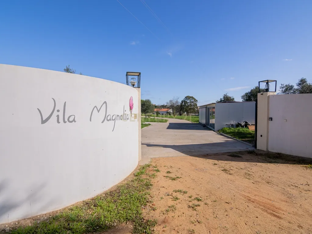 NAO PERCA ESTA GRANDE OPORTUNIDADE! FABULOSA MORADIA DE LUXO INDEPENDENTE V4 COMPLETAMENTE NOVA DE GRANDES DIMENSÕES, COM 6220M2 DE TERRENO, DOIS PISOS, 2 GARAGENS EM BOX PARA 3 CARROS, 3 CASAS DE BANHO, AQUECIMENTO POR PISO RADIANTE, PAINÉIS SOLARES, VAR - Image 49