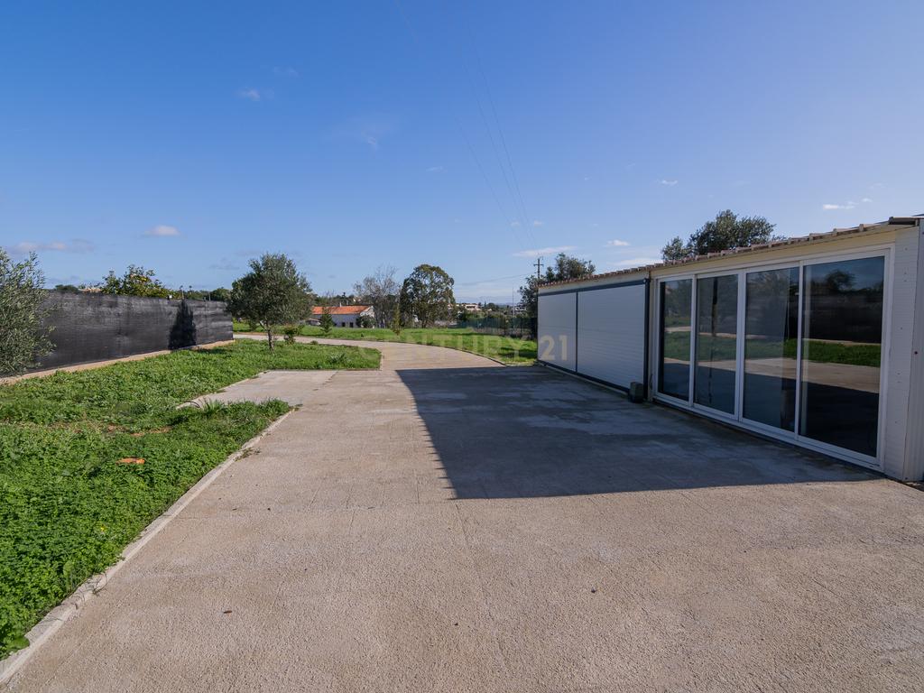 NAO PERCA ESTA GRANDE OPORTUNIDADE! FABULOSA MORADIA DE LUXO INDEPENDENTE V4 COMPLETAMENTE NOVA DE GRANDES DIMENSÕES, COM 6220M2 DE TERRENO, DOIS PISOS, 2 GARAGENS EM BOX PARA 3 CARROS, 3 CASAS DE BANHO, AQUECIMENTO POR PISO RADIANTE, PAINÉIS SOLARES, VAR - Image 13