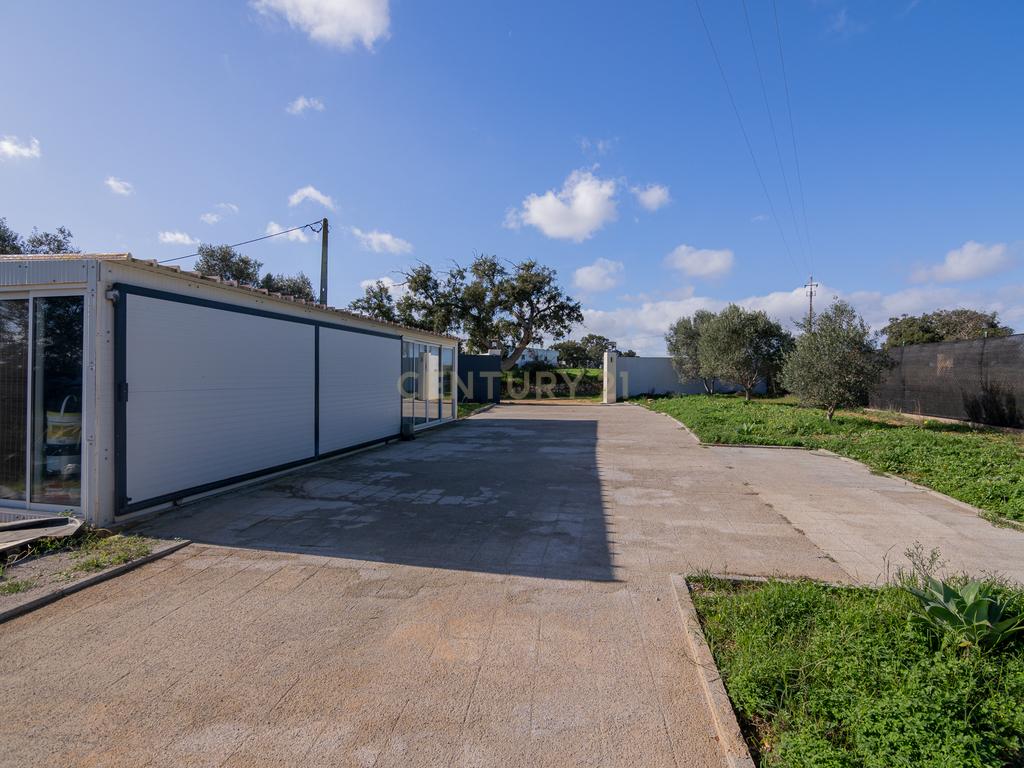 NAO PERCA ESTA GRANDE OPORTUNIDADE! FABULOSA MORADIA DE LUXO INDEPENDENTE V4 COMPLETAMENTE NOVA DE GRANDES DIMENSÕES, COM 6220M2 DE TERRENO, DOIS PISOS, 2 GARAGENS EM BOX PARA 3 CARROS, 3 CASAS DE BANHO, AQUECIMENTO POR PISO RADIANTE, PAINÉIS SOLARES, VAR - Image 4