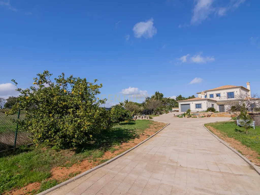 NAO PERCA ESTA GRANDE OPORTUNIDADE! FABULOSA MORADIA DE LUXO INDEPENDENTE V4 COMPLETAMENTE NOVA DE GRANDES DIMENSÕES, COM 6220M2 DE TERRENO, DOIS PISOS, 2 GARAGENS EM BOX PARA 3 CARROS, 3 CASAS DE BANHO, AQUECIMENTO POR PISO RADIANTE, PAINÉIS SOLARES, VAR - Image 5