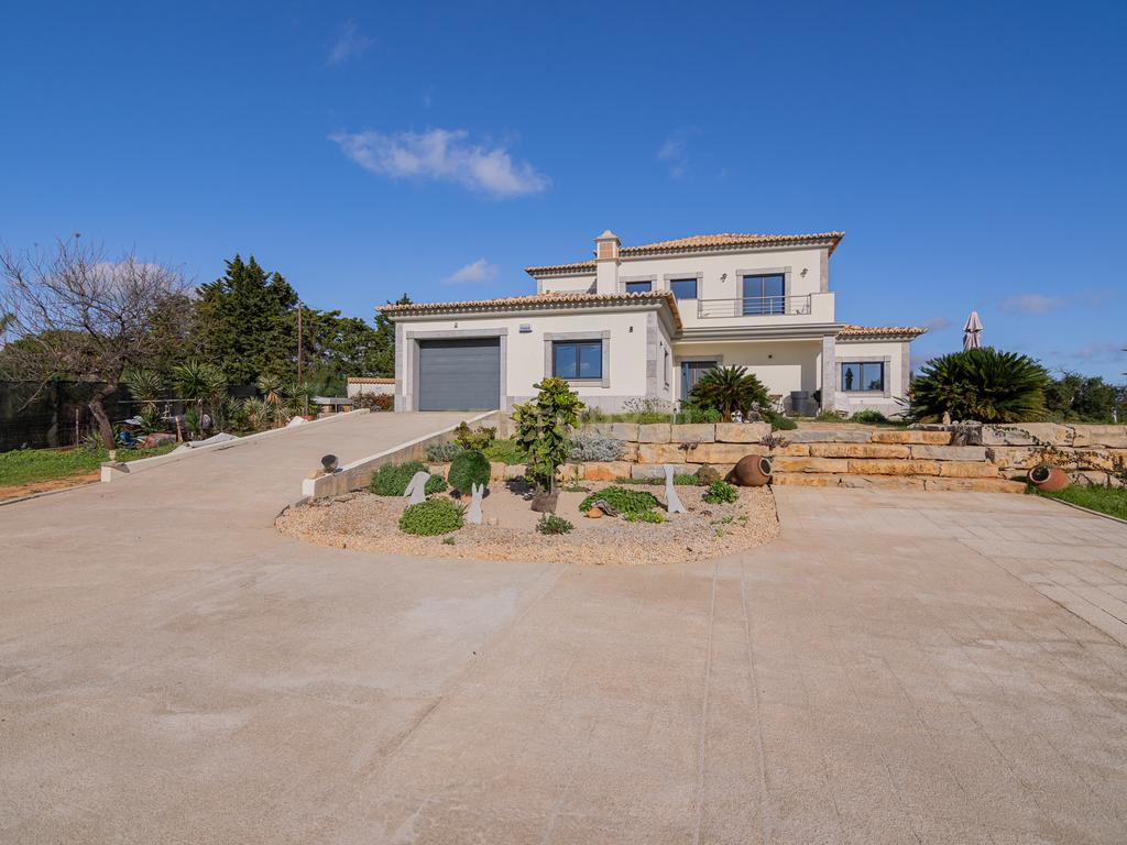 NAO PERCA ESTA GRANDE OPORTUNIDADE! FABULOSA MORADIA DE LUXO INDEPENDENTE V4 COMPLETAMENTE NOVA DE GRANDES DIMENSÕES, COM 6220M2 DE TERRENO, DOIS PISOS, 2 GARAGENS EM BOX PARA 3 CARROS, 3 CASAS DE BANHO, AQUECIMENTO POR PISO RADIANTE, PAINÉIS SOLARES, VAR - Image 9