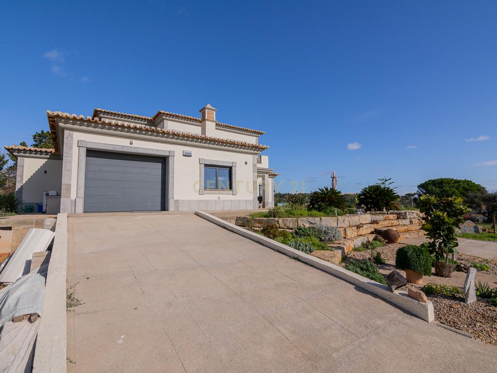 NAO PERCA ESTA GRANDE OPORTUNIDADE! FABULOSA MORADIA DE LUXO INDEPENDENTE V4 COMPLETAMENTE NOVA DE GRANDES DIMENSÕES, COM 6220M2 DE TERRENO, DOIS PISOS, 2 GARAGENS EM BOX PARA 3 CARROS, 3 CASAS DE BANHO, AQUECIMENTO POR PISO RADIANTE, PAINÉIS SOLARES, VAR - Image 10