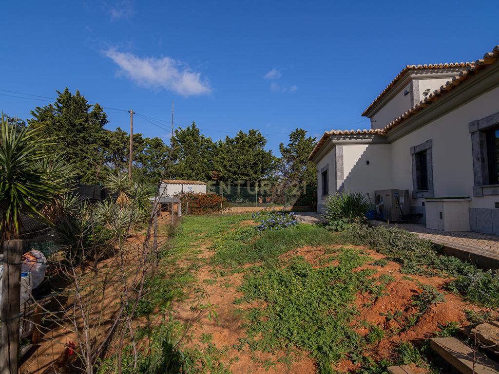 NAO PERCA ESTA GRANDE OPORTUNIDADE! FABULOSA MORADIA DE LUXO INDEPENDENTE V4 COMPLETAMENTE NOVA DE GRANDES DIMENSÕES, COM 6220M2 DE TERRENO, DOIS PISOS, 2 GARAGENS EM BOX PARA 3 CARROS, 3 CASAS DE BANHO, AQUECIMENTO POR PISO RADIANTE, PAINÉIS SOLARES, VAR - Image 11