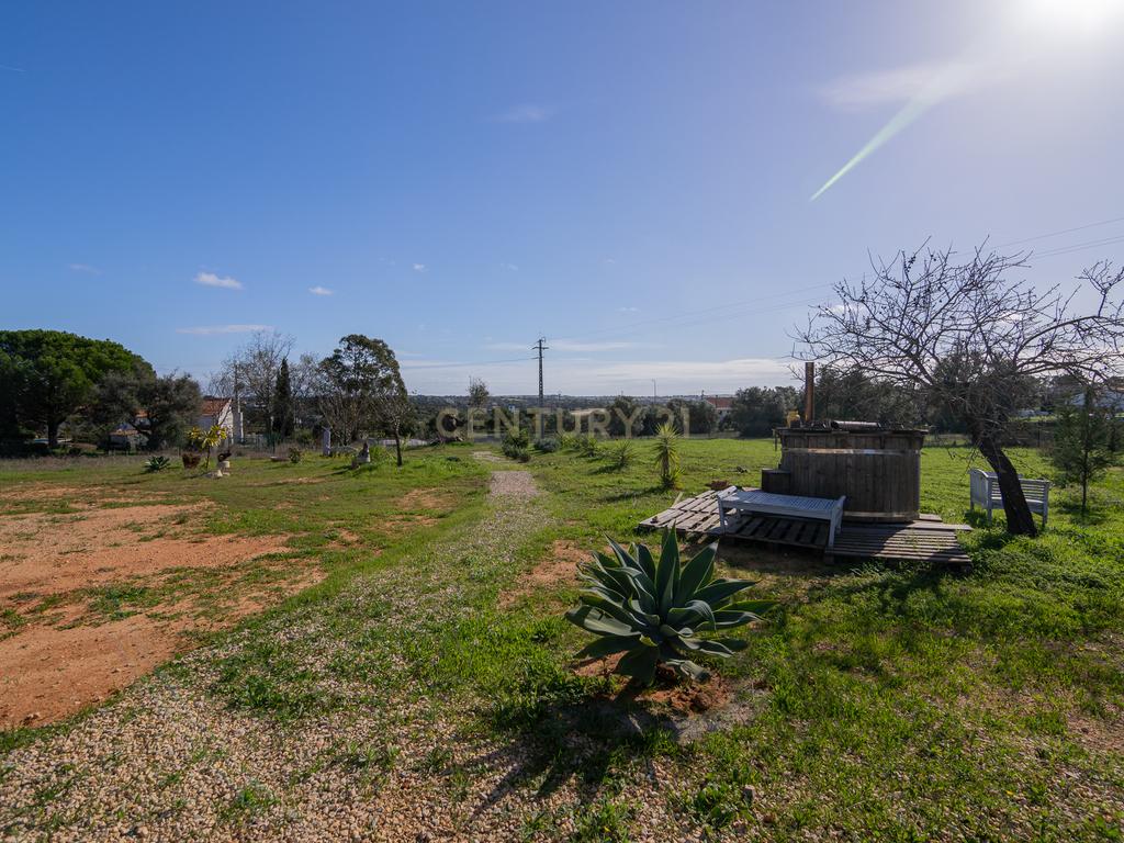 NAO PERCA ESTA GRANDE OPORTUNIDADE! FABULOSA MORADIA DE LUXO INDEPENDENTE V4 COMPLETAMENTE NOVA DE GRANDES DIMENSÕES, COM 6220M2 DE TERRENO, DOIS PISOS, 2 GARAGENS EM BOX PARA 3 CARROS, 3 CASAS DE BANHO, AQUECIMENTO POR PISO RADIANTE, PAINÉIS SOLARES, VAR - Image 15