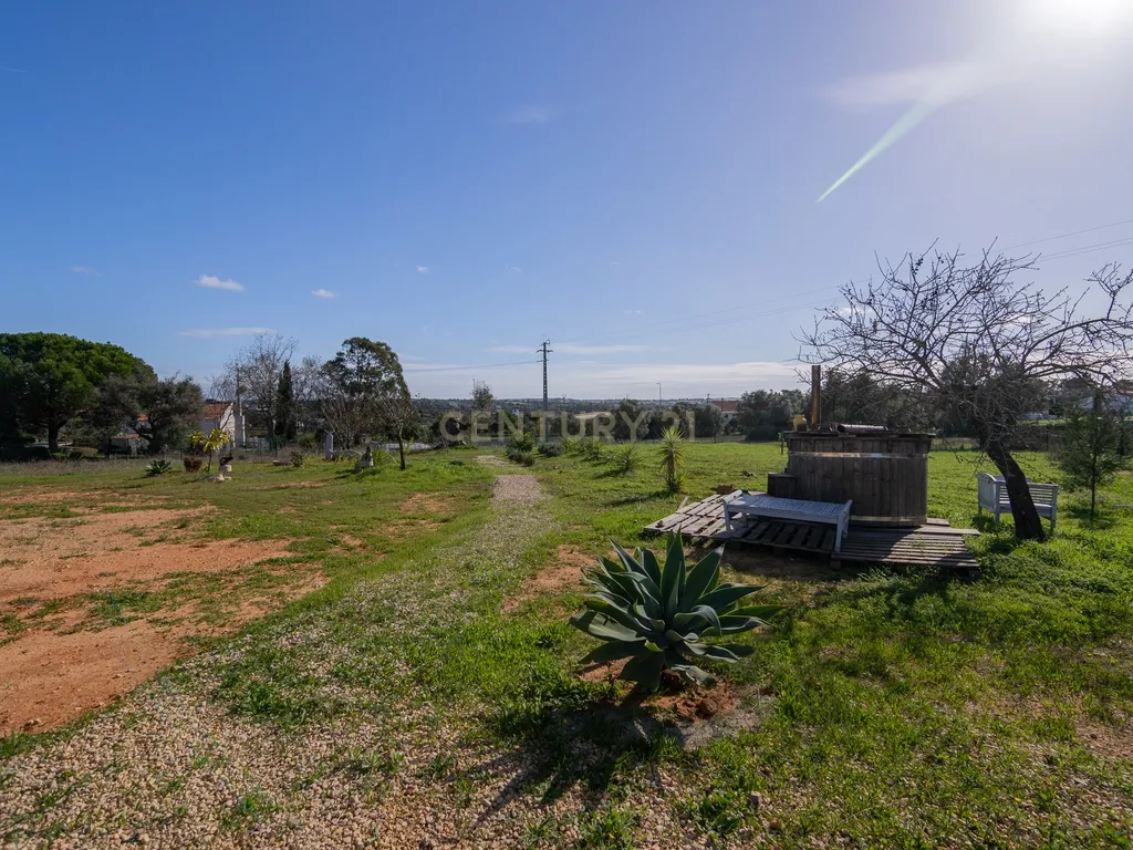NAO PERCA ESTA GRANDE OPORTUNIDADE! FABULOSA MORADIA DE LUXO INDEPENDENTE V4 COMPLETAMENTE NOVA DE GRANDES DIMENSÕES, COM 6220M2 DE TERRENO, DOIS PISOS, 2 GARAGENS EM BOX PARA 3 CARROS, 3 CASAS DE BANHO, AQUECIMENTO POR PISO RADIANTE, PAINÉIS SOLARES, VAR - Image 15