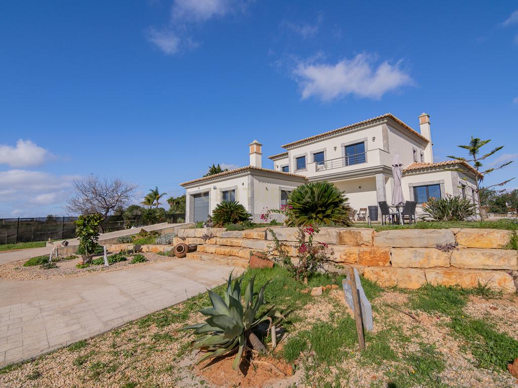 NAO PERCA ESTA GRANDE OPORTUNIDADE! FABULOSA MORADIA DE LUXO INDEPENDENTE V4 COMPLETAMENTE NOVA DE GRANDES DIMENSÕES, COM 6220M2 DE TERRENO, DOIS PISOS, 2 GARAGENS EM BOX PARA 3 CARROS, 3 CASAS DE BANHO, AQUECIMENTO POR PISO RADIANTE, PAINÉIS SOLARES, VAR - Image 7