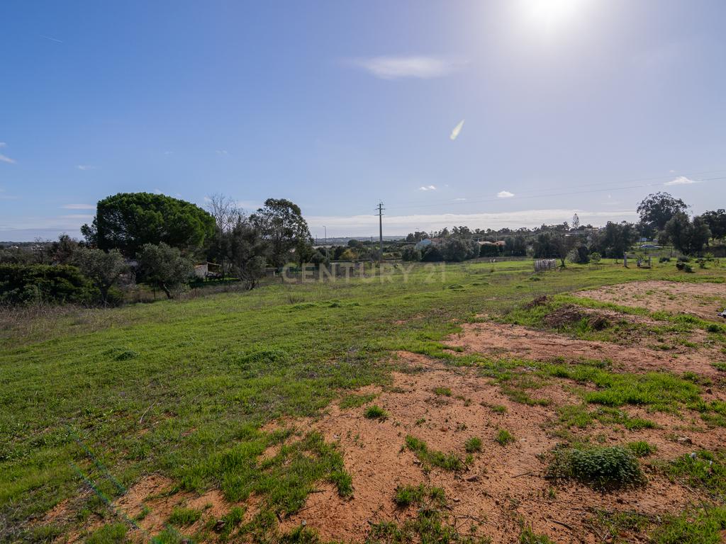 NAO PERCA ESTA GRANDE OPORTUNIDADE! FABULOSA MORADIA DE LUXO INDEPENDENTE V4 COMPLETAMENTE NOVA DE GRANDES DIMENSÕES, COM 6220M2 DE TERRENO, DOIS PISOS, 2 GARAGENS EM BOX PARA 3 CARROS, 3 CASAS DE BANHO, AQUECIMENTO POR PISO RADIANTE, PAINÉIS SOLARES, VAR - Image 14