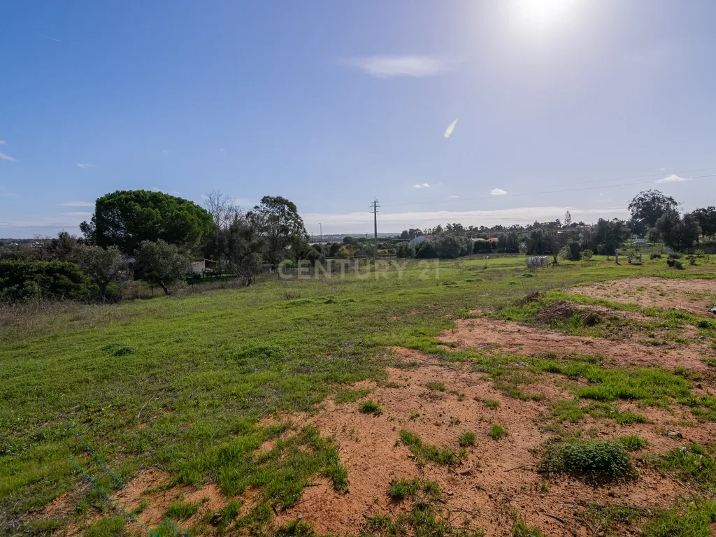 NAO PERCA ESTA GRANDE OPORTUNIDADE! FABULOSA MORADIA DE LUXO INDEPENDENTE V4 COMPLETAMENTE NOVA DE GRANDES DIMENSÕES, COM 6220M2 DE TERRENO, DOIS PISOS, 2 GARAGENS EM BOX PARA 3 CARROS, 3 CASAS DE BANHO, AQUECIMENTO POR PISO RADIANTE, PAINÉIS SOLARES, VAR - Image 14