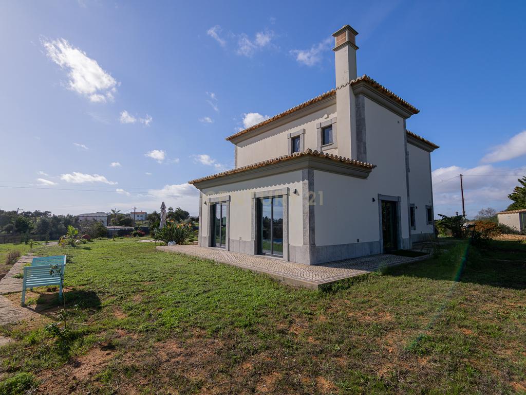 NAO PERCA ESTA GRANDE OPORTUNIDADE! FABULOSA MORADIA DE LUXO INDEPENDENTE V4 COMPLETAMENTE NOVA DE GRANDES DIMENSÕES, COM 6220M2 DE TERRENO, DOIS PISOS, 2 GARAGENS EM BOX PARA 3 CARROS, 3 CASAS DE BANHO, AQUECIMENTO POR PISO RADIANTE, PAINÉIS SOLARES, VAR - Image 12