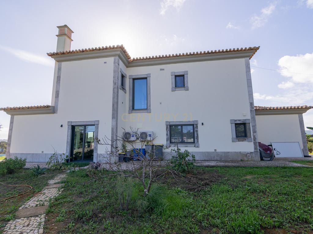 NAO PERCA ESTA GRANDE OPORTUNIDADE! FABULOSA MORADIA DE LUXO INDEPENDENTE V4 COMPLETAMENTE NOVA DE GRANDES DIMENSÕES, COM 6220M2 DE TERRENO, DOIS PISOS, 2 GARAGENS EM BOX PARA 3 CARROS, 3 CASAS DE BANHO, AQUECIMENTO POR PISO RADIANTE, PAINÉIS SOLARES, VAR - Image 6