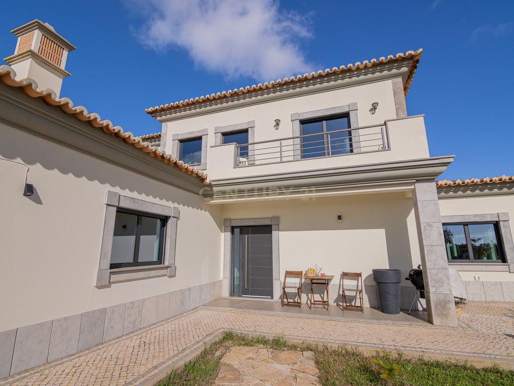 NAO PERCA ESTA GRANDE OPORTUNIDADE! FABULOSA MORADIA DE LUXO INDEPENDENTE V4 COMPLETAMENTE NOVA DE GRANDES DIMENSÕES, COM 6220M2 DE TERRENO, DOIS PISOS, 2 GARAGENS EM BOX PARA 3 CARROS, 3 CASAS DE BANHO, AQUECIMENTO POR PISO RADIANTE, PAINÉIS SOLARES, VAR - Image 8