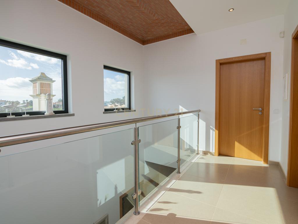 NAO PERCA ESTA GRANDE OPORTUNIDADE! FABULOSA MORADIA DE LUXO INDEPENDENTE V4 COMPLETAMENTE NOVA DE GRANDES DIMENSÕES, COM 6220M2 DE TERRENO, DOIS PISOS, 2 GARAGENS EM BOX PARA 3 CARROS, 3 CASAS DE BANHO, AQUECIMENTO POR PISO RADIANTE, PAINÉIS SOLARES, VAR - Image 29