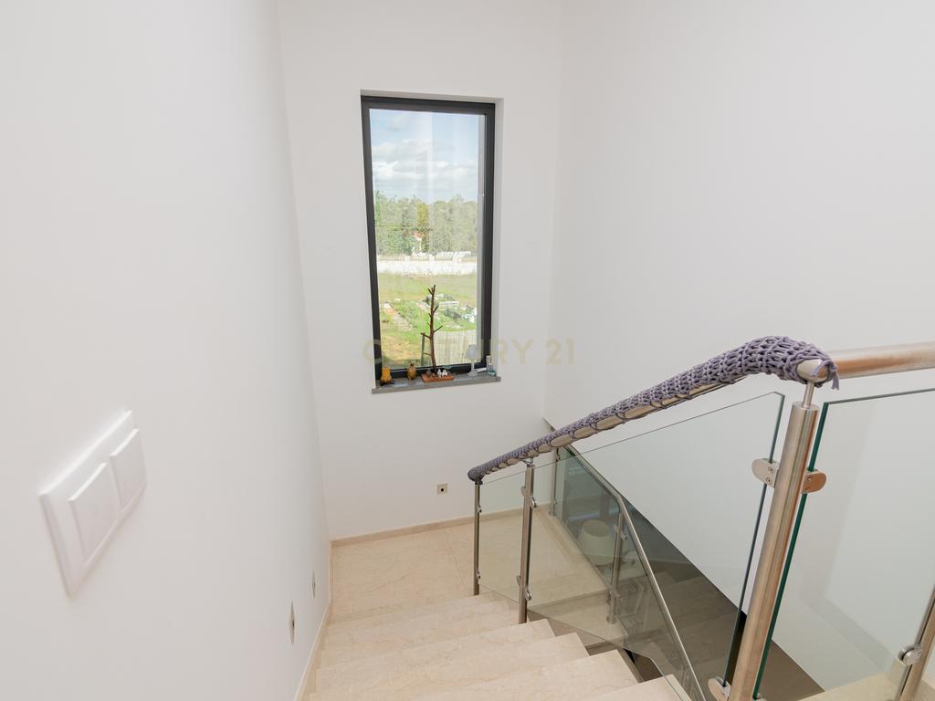 NAO PERCA ESTA GRANDE OPORTUNIDADE! FABULOSA MORADIA DE LUXO INDEPENDENTE V4 COMPLETAMENTE NOVA DE GRANDES DIMENSÕES, COM 6220M2 DE TERRENO, DOIS PISOS, 2 GARAGENS EM BOX PARA 3 CARROS, 3 CASAS DE BANHO, AQUECIMENTO POR PISO RADIANTE, PAINÉIS SOLARES, VAR - Image 28
