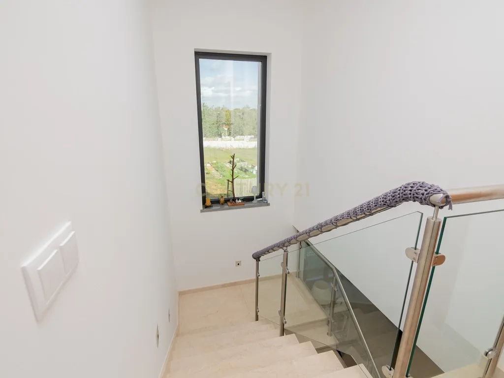 NAO PERCA ESTA GRANDE OPORTUNIDADE! FABULOSA MORADIA DE LUXO INDEPENDENTE V4 COMPLETAMENTE NOVA DE GRANDES DIMENSÕES, COM 6220M2 DE TERRENO, DOIS PISOS, 2 GARAGENS EM BOX PARA 3 CARROS, 3 CASAS DE BANHO, AQUECIMENTO POR PISO RADIANTE, PAINÉIS SOLARES, VAR - Image 28