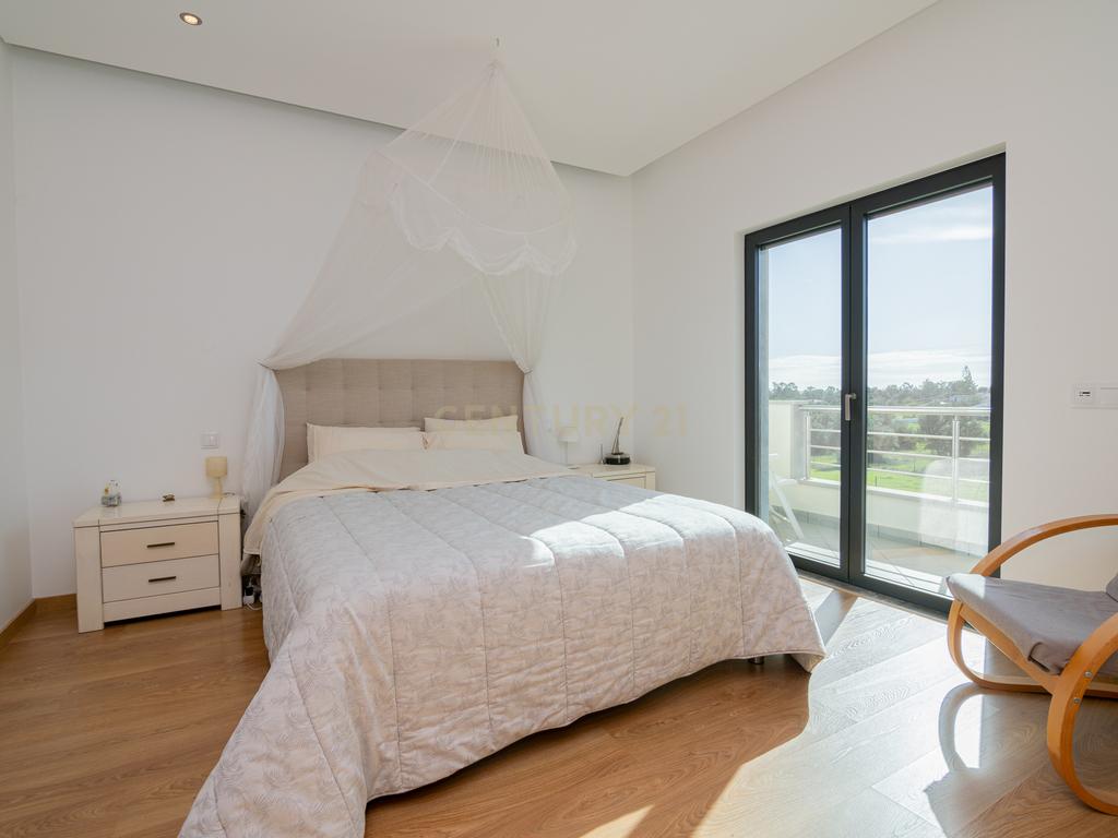 NAO PERCA ESTA GRANDE OPORTUNIDADE! FABULOSA MORADIA DE LUXO INDEPENDENTE V4 COMPLETAMENTE NOVA DE GRANDES DIMENSÕES, COM 6220M2 DE TERRENO, DOIS PISOS, 2 GARAGENS EM BOX PARA 3 CARROS, 3 CASAS DE BANHO, AQUECIMENTO POR PISO RADIANTE, PAINÉIS SOLARES, VAR - Image 34