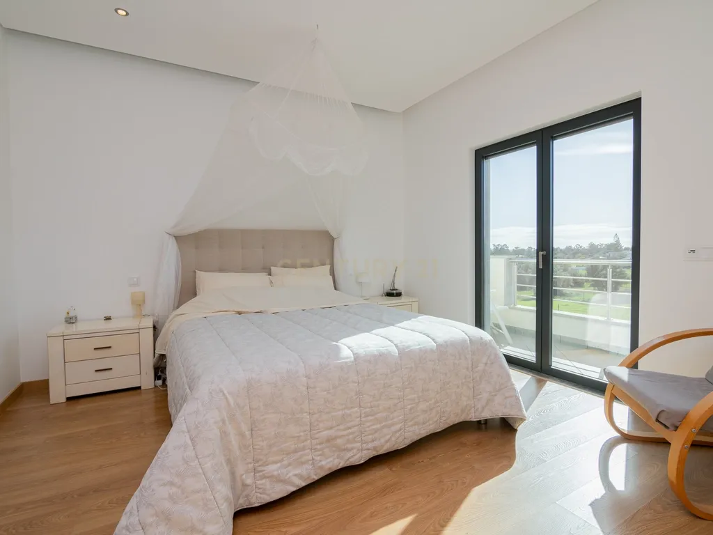 NAO PERCA ESTA GRANDE OPORTUNIDADE! FABULOSA MORADIA DE LUXO INDEPENDENTE V4 COMPLETAMENTE NOVA DE GRANDES DIMENSÕES, COM 6220M2 DE TERRENO, DOIS PISOS, 2 GARAGENS EM BOX PARA 3 CARROS, 3 CASAS DE BANHO, AQUECIMENTO POR PISO RADIANTE, PAINÉIS SOLARES, VAR - Image 34