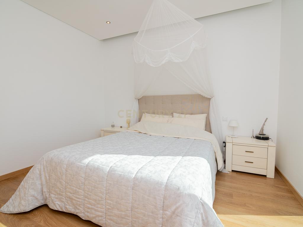 NAO PERCA ESTA GRANDE OPORTUNIDADE! FABULOSA MORADIA DE LUXO INDEPENDENTE V4 COMPLETAMENTE NOVA DE GRANDES DIMENSÕES, COM 6220M2 DE TERRENO, DOIS PISOS, 2 GARAGENS EM BOX PARA 3 CARROS, 3 CASAS DE BANHO, AQUECIMENTO POR PISO RADIANTE, PAINÉIS SOLARES, VAR - Image 32