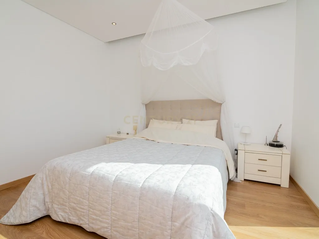NAO PERCA ESTA GRANDE OPORTUNIDADE! FABULOSA MORADIA DE LUXO INDEPENDENTE V4 COMPLETAMENTE NOVA DE GRANDES DIMENSÕES, COM 6220M2 DE TERRENO, DOIS PISOS, 2 GARAGENS EM BOX PARA 3 CARROS, 3 CASAS DE BANHO, AQUECIMENTO POR PISO RADIANTE, PAINÉIS SOLARES, VAR - Image 32