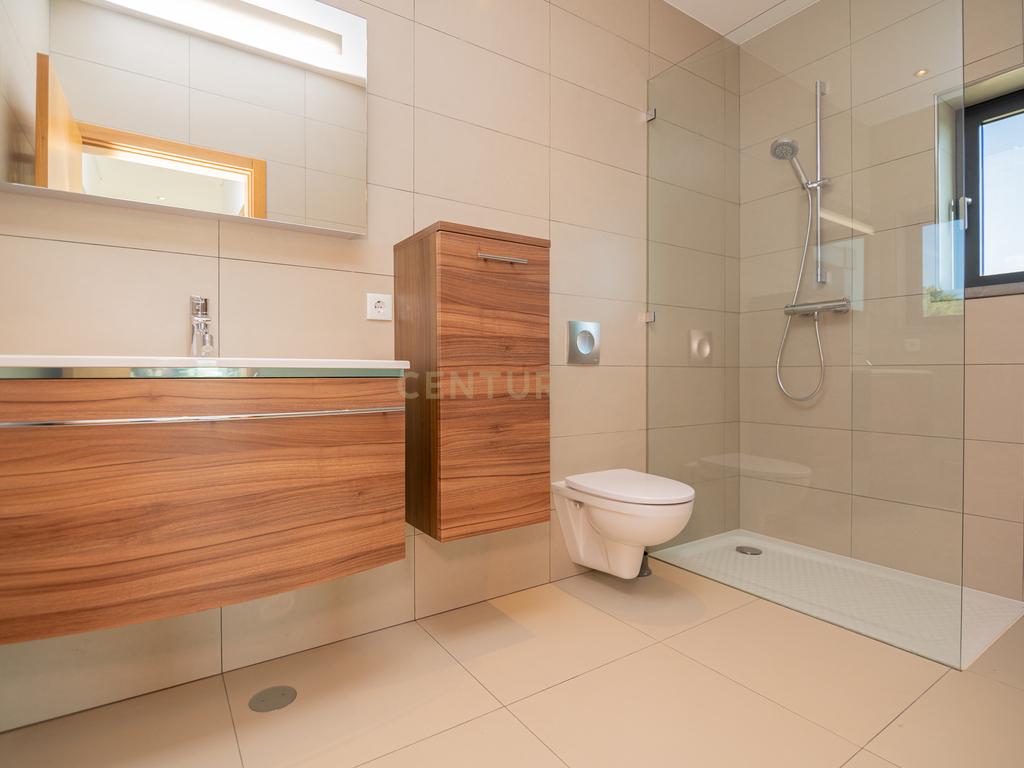 NAO PERCA ESTA GRANDE OPORTUNIDADE! FABULOSA MORADIA DE LUXO INDEPENDENTE V4 COMPLETAMENTE NOVA DE GRANDES DIMENSÕES, COM 6220M2 DE TERRENO, DOIS PISOS, 2 GARAGENS EM BOX PARA 3 CARROS, 3 CASAS DE BANHO, AQUECIMENTO POR PISO RADIANTE, PAINÉIS SOLARES, VAR - Image 46