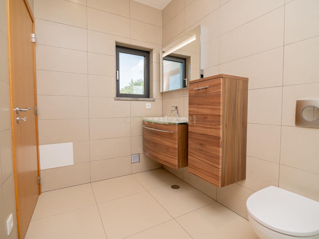 NAO PERCA ESTA GRANDE OPORTUNIDADE! FABULOSA MORADIA DE LUXO INDEPENDENTE V4 COMPLETAMENTE NOVA DE GRANDES DIMENSÕES, COM 6220M2 DE TERRENO, DOIS PISOS, 2 GARAGENS EM BOX PARA 3 CARROS, 3 CASAS DE BANHO, AQUECIMENTO POR PISO RADIANTE, PAINÉIS SOLARES, VAR - Image 50