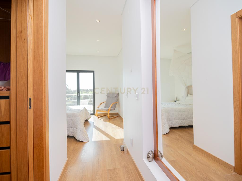 NAO PERCA ESTA GRANDE OPORTUNIDADE! FABULOSA MORADIA DE LUXO INDEPENDENTE V4 COMPLETAMENTE NOVA DE GRANDES DIMENSÕES, COM 6220M2 DE TERRENO, DOIS PISOS, 2 GARAGENS EM BOX PARA 3 CARROS, 3 CASAS DE BANHO, AQUECIMENTO POR PISO RADIANTE, PAINÉIS SOLARES, VAR - Image 30
