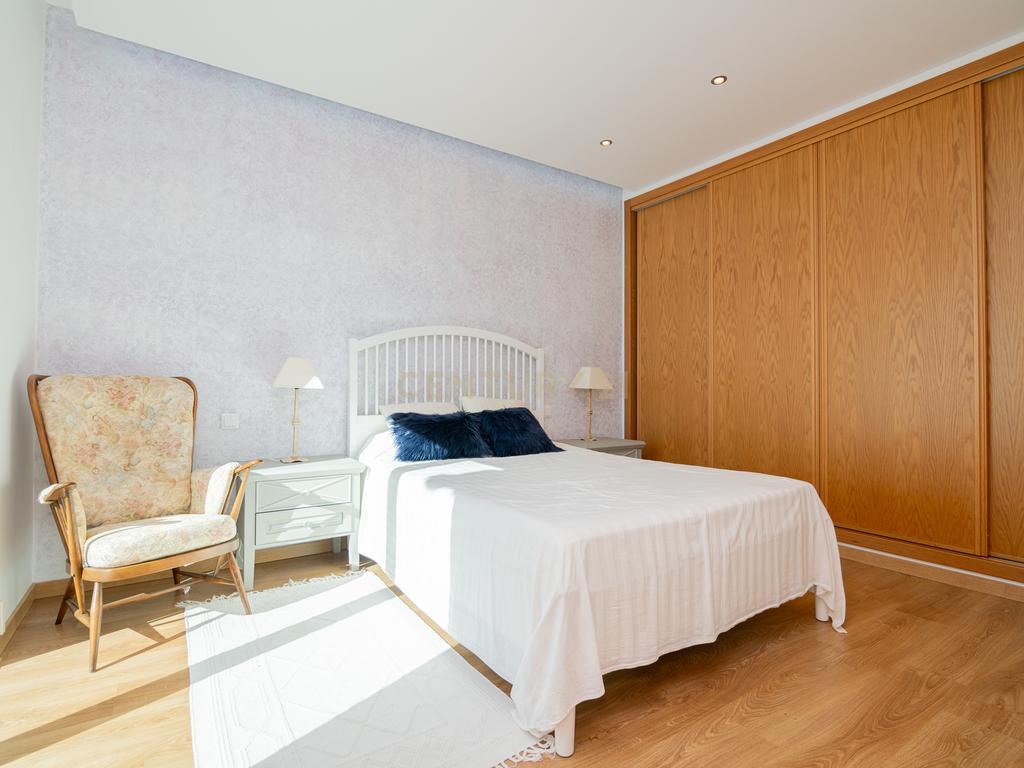 NAO PERCA ESTA GRANDE OPORTUNIDADE! FABULOSA MORADIA DE LUXO INDEPENDENTE V4 COMPLETAMENTE NOVA DE GRANDES DIMENSÕES, COM 6220M2 DE TERRENO, DOIS PISOS, 2 GARAGENS EM BOX PARA 3 CARROS, 3 CASAS DE BANHO, AQUECIMENTO POR PISO RADIANTE, PAINÉIS SOLARES, VAR - Image 38