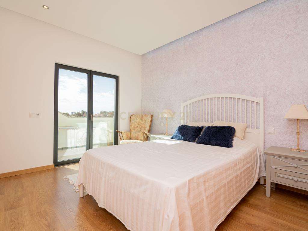 NAO PERCA ESTA GRANDE OPORTUNIDADE! FABULOSA MORADIA DE LUXO INDEPENDENTE V4 COMPLETAMENTE NOVA DE GRANDES DIMENSÕES, COM 6220M2 DE TERRENO, DOIS PISOS, 2 GARAGENS EM BOX PARA 3 CARROS, 3 CASAS DE BANHO, AQUECIMENTO POR PISO RADIANTE, PAINÉIS SOLARES, VAR - Image 35