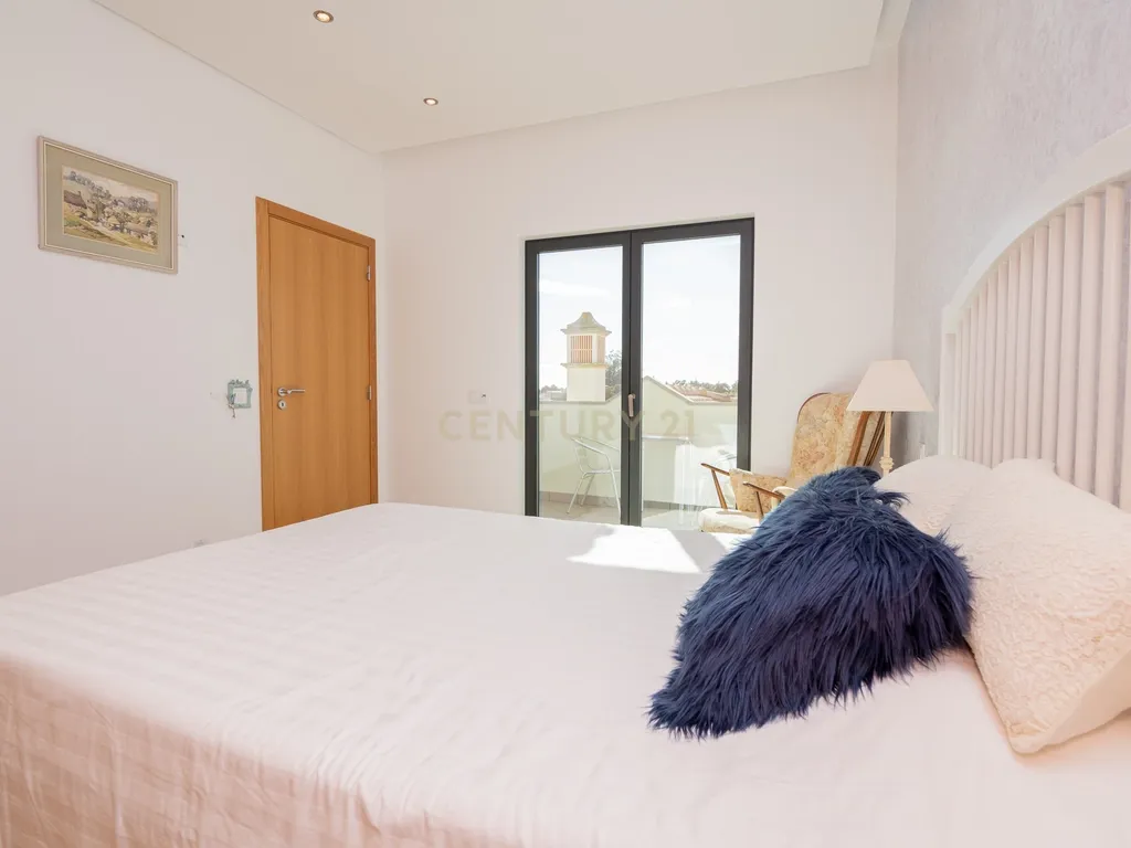NAO PERCA ESTA GRANDE OPORTUNIDADE! FABULOSA MORADIA DE LUXO INDEPENDENTE V4 COMPLETAMENTE NOVA DE GRANDES DIMENSÕES, COM 6220M2 DE TERRENO, DOIS PISOS, 2 GARAGENS EM BOX PARA 3 CARROS, 3 CASAS DE BANHO, AQUECIMENTO POR PISO RADIANTE, PAINÉIS SOLARES, VAR - Image 36