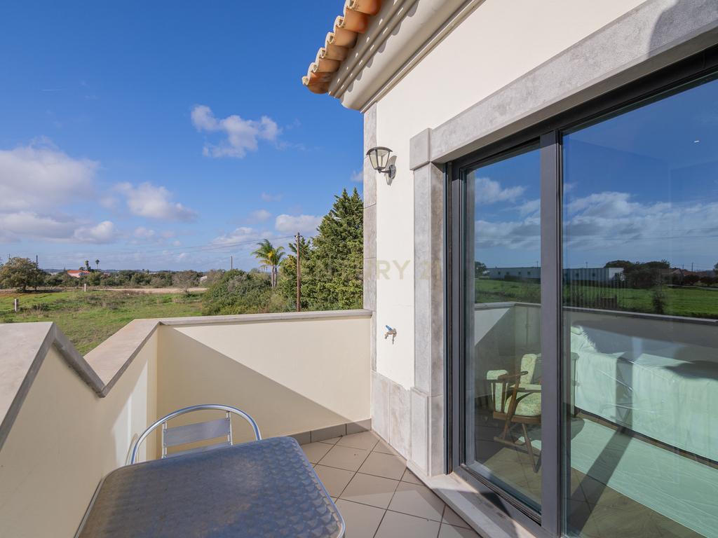 NAO PERCA ESTA GRANDE OPORTUNIDADE! FABULOSA MORADIA DE LUXO INDEPENDENTE V4 COMPLETAMENTE NOVA DE GRANDES DIMENSÕES, COM 6220M2 DE TERRENO, DOIS PISOS, 2 GARAGENS EM BOX PARA 3 CARROS, 3 CASAS DE BANHO, AQUECIMENTO POR PISO RADIANTE, PAINÉIS SOLARES, VAR - Image 51