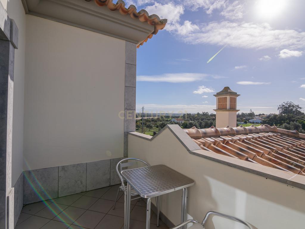 NAO PERCA ESTA GRANDE OPORTUNIDADE! FABULOSA MORADIA DE LUXO INDEPENDENTE V4 COMPLETAMENTE NOVA DE GRANDES DIMENSÕES, COM 6220M2 DE TERRENO, DOIS PISOS, 2 GARAGENS EM BOX PARA 3 CARROS, 3 CASAS DE BANHO, AQUECIMENTO POR PISO RADIANTE, PAINÉIS SOLARES, VAR - Image 53