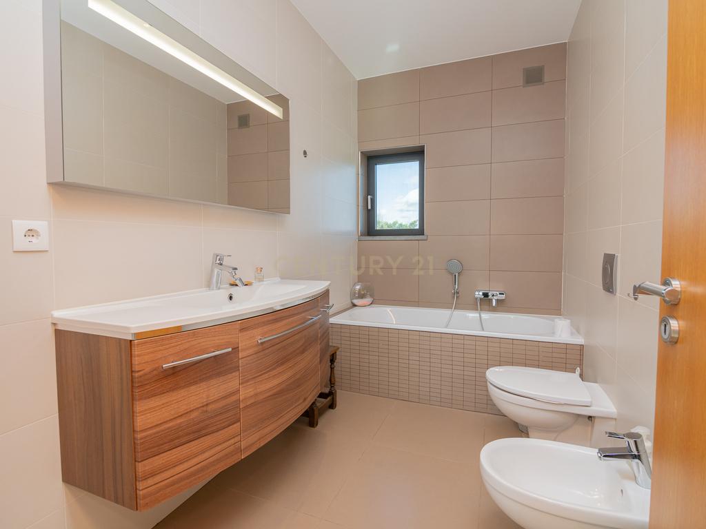 NAO PERCA ESTA GRANDE OPORTUNIDADE! FABULOSA MORADIA DE LUXO INDEPENDENTE V4 COMPLETAMENTE NOVA DE GRANDES DIMENSÕES, COM 6220M2 DE TERRENO, DOIS PISOS, 2 GARAGENS EM BOX PARA 3 CARROS, 3 CASAS DE BANHO, AQUECIMENTO POR PISO RADIANTE, PAINÉIS SOLARES, VAR - Image 47
