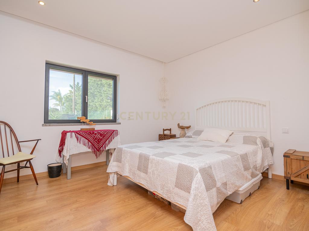 NAO PERCA ESTA GRANDE OPORTUNIDADE! FABULOSA MORADIA DE LUXO INDEPENDENTE V4 COMPLETAMENTE NOVA DE GRANDES DIMENSÕES, COM 6220M2 DE TERRENO, DOIS PISOS, 2 GARAGENS EM BOX PARA 3 CARROS, 3 CASAS DE BANHO, AQUECIMENTO POR PISO RADIANTE, PAINÉIS SOLARES, VAR - Image 33