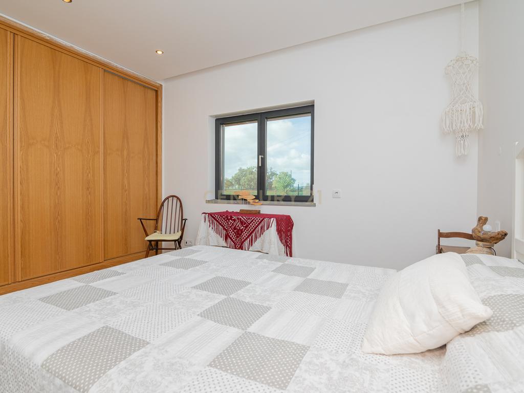 NAO PERCA ESTA GRANDE OPORTUNIDADE! FABULOSA MORADIA DE LUXO INDEPENDENTE V4 COMPLETAMENTE NOVA DE GRANDES DIMENSÕES, COM 6220M2 DE TERRENO, DOIS PISOS, 2 GARAGENS EM BOX PARA 3 CARROS, 3 CASAS DE BANHO, AQUECIMENTO POR PISO RADIANTE, PAINÉIS SOLARES, VAR - Image 40