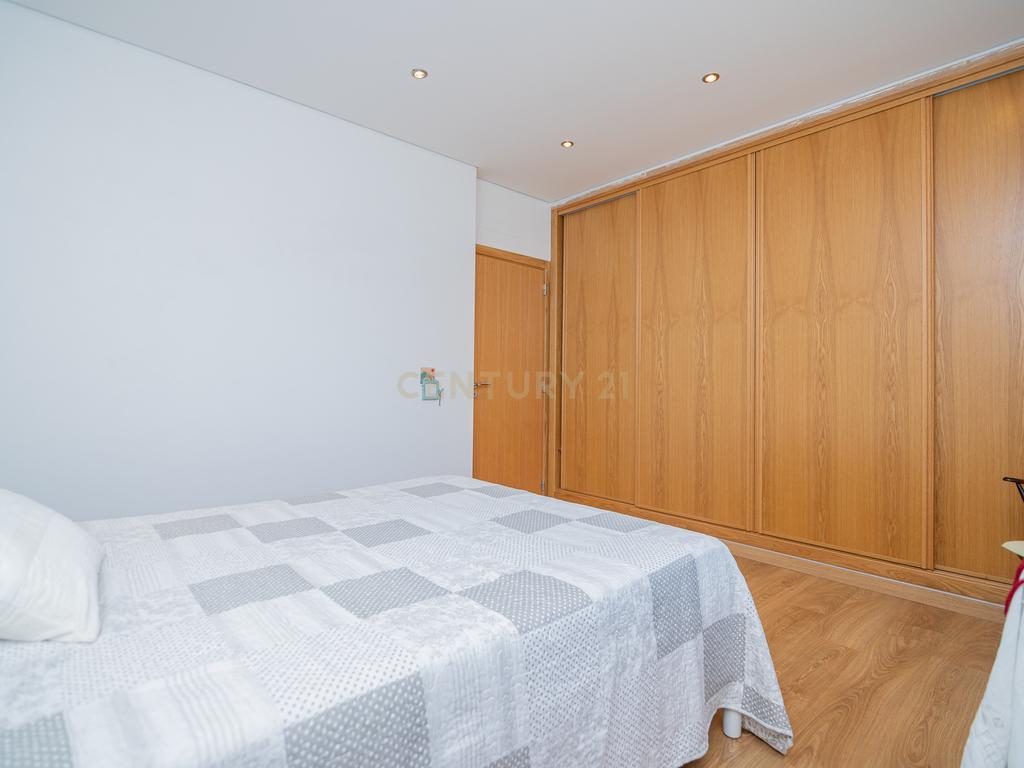 NAO PERCA ESTA GRANDE OPORTUNIDADE! FABULOSA MORADIA DE LUXO INDEPENDENTE V4 COMPLETAMENTE NOVA DE GRANDES DIMENSÕES, COM 6220M2 DE TERRENO, DOIS PISOS, 2 GARAGENS EM BOX PARA 3 CARROS, 3 CASAS DE BANHO, AQUECIMENTO POR PISO RADIANTE, PAINÉIS SOLARES, VAR - Image 39