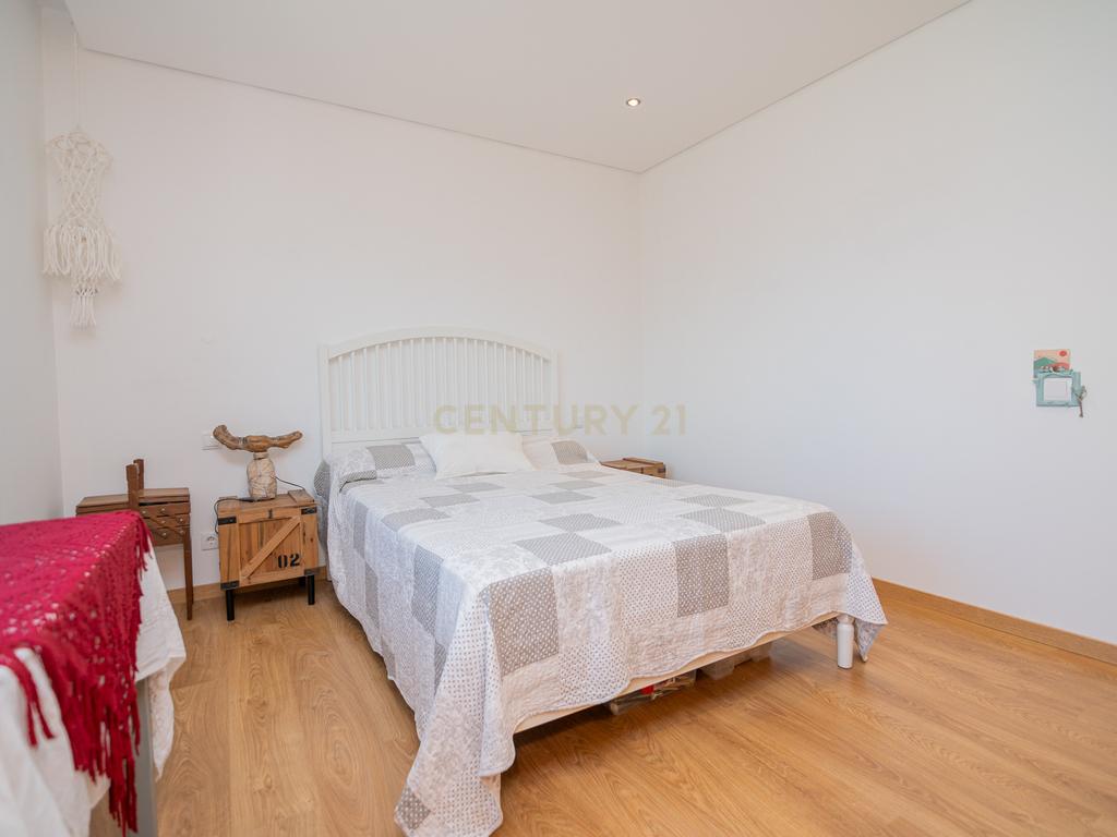 NAO PERCA ESTA GRANDE OPORTUNIDADE! FABULOSA MORADIA DE LUXO INDEPENDENTE V4 COMPLETAMENTE NOVA DE GRANDES DIMENSÕES, COM 6220M2 DE TERRENO, DOIS PISOS, 2 GARAGENS EM BOX PARA 3 CARROS, 3 CASAS DE BANHO, AQUECIMENTO POR PISO RADIANTE, PAINÉIS SOLARES, VAR - Image 41