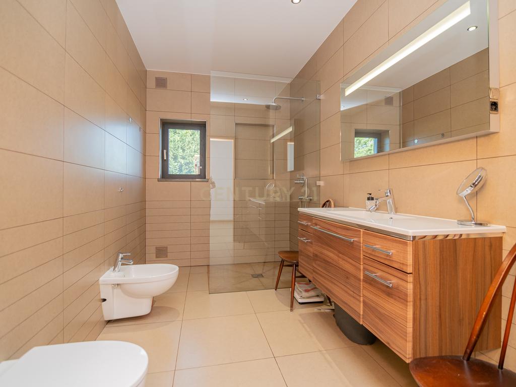 NAO PERCA ESTA GRANDE OPORTUNIDADE! FABULOSA MORADIA DE LUXO INDEPENDENTE V4 COMPLETAMENTE NOVA DE GRANDES DIMENSÕES, COM 6220M2 DE TERRENO, DOIS PISOS, 2 GARAGENS EM BOX PARA 3 CARROS, 3 CASAS DE BANHO, AQUECIMENTO POR PISO RADIANTE, PAINÉIS SOLARES, VAR - Image 45